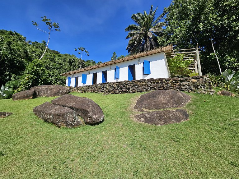 Villa com piscina, loft e 5 Suítes – Praia do Léo