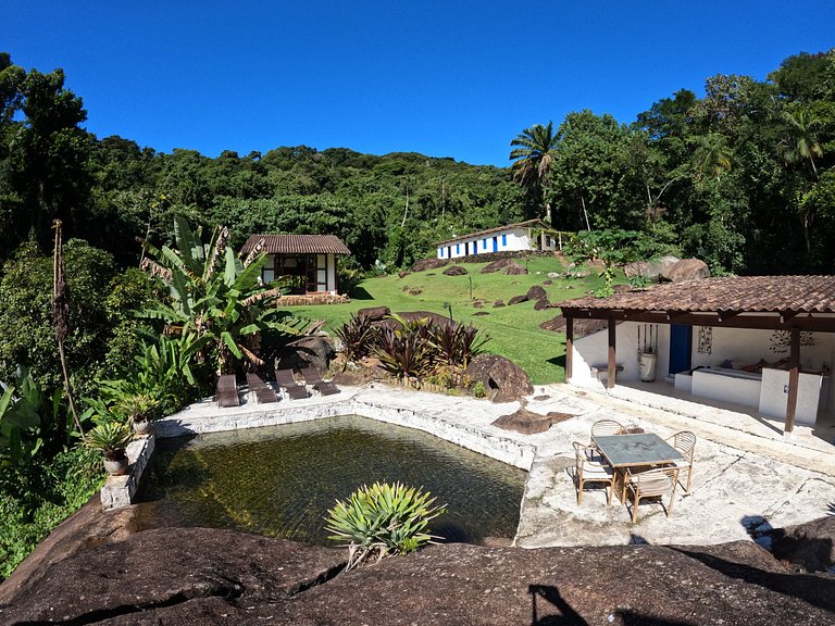 Villa com piscina, loft e 5 Suítes – Praia do Léo