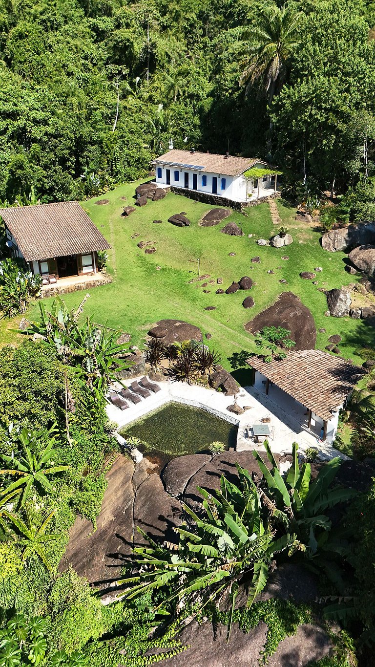 Villa com piscina, loft e 5 Suítes – Praia do Léo
